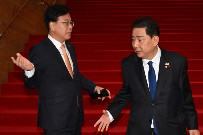 여야 원내지도부가 국민의힘의 국회 본회의장 필리버스터 중단 관련 협상을 진행했지만 접점을 찾지 못했다. 사진은 지난 9일 김병기 더불어민주당 원내대표와 송언석 국민의힘 원내대표가 서울 여의도 국회에서 우원식 국회의장과 회동을 가진 뒤 대화하는 모습. /사진=뉴스1(공동취재)