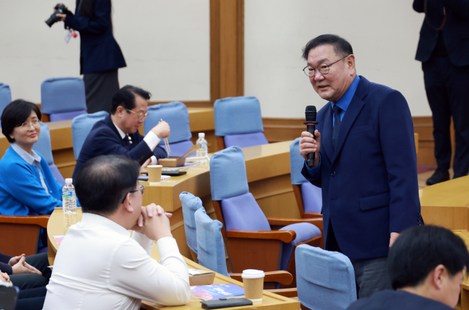 김태년 더불어민주당 의원이 지난 11월25일 서울 여의도 국회 의원회관에서 열린 '경제는 민주당' 세미나에서 인사말을 하고 있다. /사진=뉴시스
