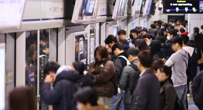 한국철도공사(코레일)는 11일 전국철도노동조합이 파업을 유보함에 따라 모든 열차를 정상 운행한다. 사진은 지난 1일 지하철 1호선 서울역사에 지하철을 이용하는 시민. /사진=뉴시스