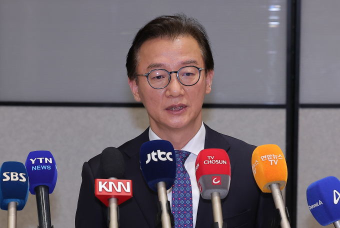 통일교 금품 수수 의혹을 받고 있는 전재수 해양수산부 장관이 11일 장관직 사의를 밝혔다. 사진은 전 장관이 11일 'UN해양총회' 유치 활동을 마친 후 인천국제공항 제2여객터미널을 통해 귀국해 입장 발표를 한 모습. /사진=뉴스1 