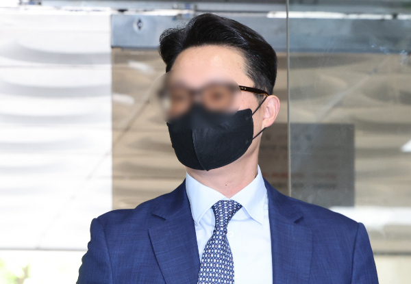 건진법사 전성배씨를 통해 김건희 여사에게 고가 선물을 전달하고 통일교의 현안을 청탁한 의혹을 받는 윤영호 전 세계평화통일가정연합(통일교) 세계본부장이 징역 4년을 구형받았다. 사진은 윤 전 본부장이 지난 7월30일 오전 서울 서초구 서울중앙지방법원에서 열린 구속 전 피의자 심문(영장실질심사)에 출석하고 있는 모습. /사진=뉴시스