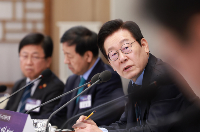 이재명 대통령이 11일 기획재정부를 시작으로 대통령 취임 후 첫 부처별 업무보고를 받는다. 사진은 지난 10일 이 대통령이 서울 용산구 대통령실 청사에서 열린 AI 시대의 K-반도체 비전과 육성전략 보고회에서 발언하는 모습. /사진=뉴시스