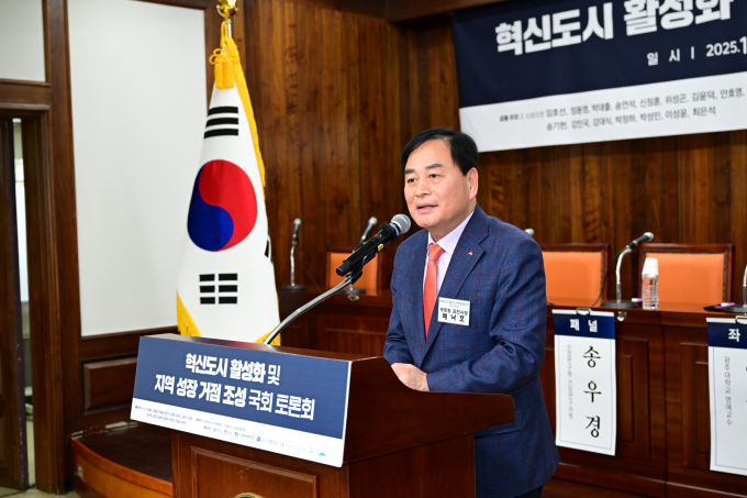 배낙호 김천시 시장이 지난 10일 국회도서관 소강당에서 열린 ‘혁신도시 활성화 및 지역 성장 거점 조성 국회 토론회’에 참석해 발언하고 있다./사진제공=김천시