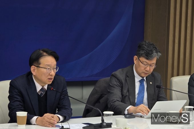 민주당 측은 경제계와 큰 방향성에 대한 공감대가 있었다고 평가하면서도 구체적 제도 설계는 추가 논의가 필요하다는 입장이다. 사진은 이날 발언에 나선 권칠승 TF단장의 모습. /사진=김성아 기자