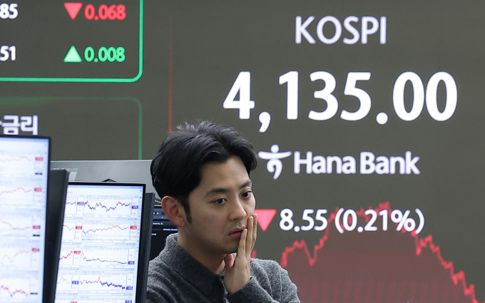 IBK투자증권이 내년 코스피 예상밴드를 기존 3500~4000포인트에서 3500~4700포인트로 상향 전망했다. 사진은 지난 10일 서울 중구 하나은행 딜링룸. /사진=뉴스1