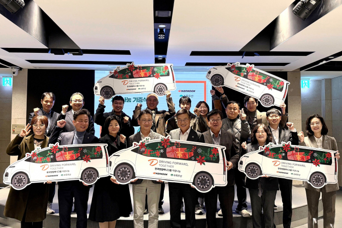 지난 10일 한국앤컴퍼니그룹 판교 본사 ‘테크노플렉스’에서 열린 ‘2025 차량나눔 기증식’에서 김준현 한국앤컴퍼니㈜ 경영총괄(가운데 좌측), 황영기 초록우산 회장(가운데 우측) 등 주요 관계자와 차량을 지원받은 사회복지시설 관계자들이 기념 촬영을 하고 있다. /사진=한국앤컴퍼니그룹 