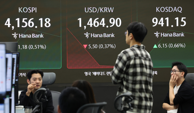  11일 오전 서울 중구 하나은행 딜링룸 전광판에 코스피와 코스닥, 원달러환율 시황이 표시되고 있다.  이날 코스피는 28.32p(0.68%) 오른 4163.32으로 출발했다/사진=뉴스1