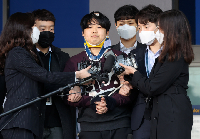 대법원이 11일 아동·청소년보호법 위반 등 혐의로 기소된 텔레그램 박사방 운영자 조주빈에 대한 미성년자 성폭행 상고심 판결을 선고한다. 사진은 2020년 3월25일 텔레그램 성착취 대화방 운영자 조주빈이 서울 종로경찰서에서 검찰로 송치되는 모습. /사진=머니투데이