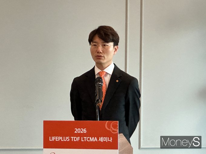 한화자산운용이 11일 회사의 TDF 성과를 설명하고 2026년 경제를 전망했다. 사진은 발표에 나선 박현 한화자산운용 연금솔루션운용팀장. /사진=이동영 기자