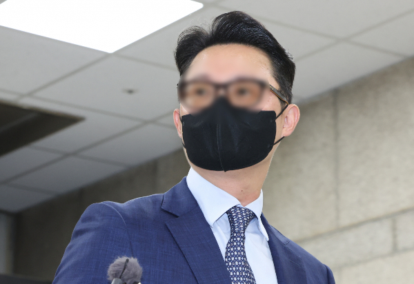 건진법사 전성배씨를 통해 김건희 여사에게 고가 선물을 전달하고 통일교의 현안을 청탁한 의혹을 받는 윤영호 전 세계평화통일가정연합(통일교) 세계본부장이 '플리바게닝' 제도를 노린 것 아니냐는 분석이 나오고 있다. 사진은 지난 7월30일 오전 윤 전 본부장이 서울 서초구 서울중앙지방법원에서 열린 구속 전 피의자 심문(영장실질심사)에 출석하고 있는 모습. /사진=뉴시스