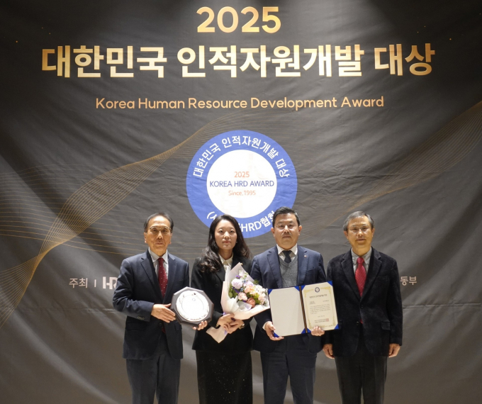 한국전력이 지난 10일 제30회 대한민국 인적자원개발 대상을 수상했다. 김종표 한국평생교육총연합회 회장·탁경민 한전 인사처 차장·이정호 한전 인사처 부장·엄준하 한국HRD협회 회장(왼쪽부터) /사진=한국전력