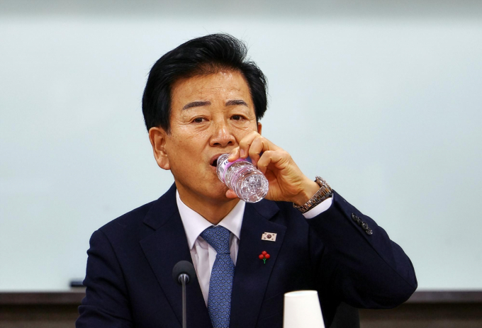 정동영 통일부 장관이 11일 입장문을 통해 통일교측으로부터 금품을 받은적이 없다며 부인했다. 사진은 지난 10일 정 장관이 서울 여의도 국회 의원회관에서 열린 'AI G3 강국 신기술 전략 조찬 포럼'에서 물 마시는 모습. /사진=뉴시스