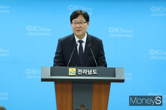 김규웅 전남도 대변인이 11일 도청 브리핑룸에서 기자회견을 통해 인공태양 연구시설 전남 나주 확정 환영성명서를 발표하고 있다./사진=홍기철기자