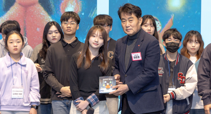 하은호 군포시장(앞줄 오른쪽)이 아동이 직접 만든 아동권리 동화 '사라진 불꽃"을 전달받고 있다. /사진제공=군포시 