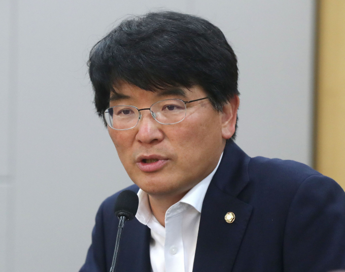 대법원이 11일 강제추행치상 등 혐의로 기소된 박완주 전 더불어민주당 의원에게 징역 1년을 선고한 원심 판결을 확정했다. 사진은 2019년 5월29일 박 전 의원이 서울 여의도 국회에서 열린 '농업기술 ODA 10년의 조명과 발전방안 모색을 위한 세미나'에 참석한 모습. /사진=머니투데이