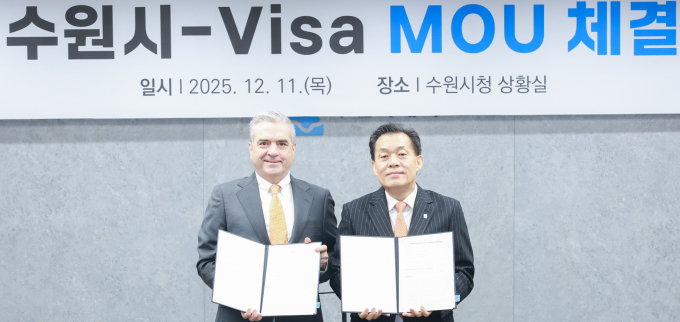 11일 수원시청에서 이재준 수원시장(오른쪽)과 패트릭 스토리 비자 코리아 사장이 협약을 체결하고 사진을 촬영하고 있다. /사진제공=수원시