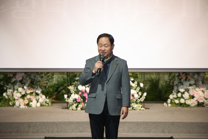 주광덕 남양주시장이 10일 다산동 파로스 컨벤션에서 열린 '2025년 행복지킴이의 밤'에 참석해 장애인 돌봄인력들의 노고를 위로하고 한 해의 성과를 공유하는 인사말을 하고 있다. /사진제공=남양주시