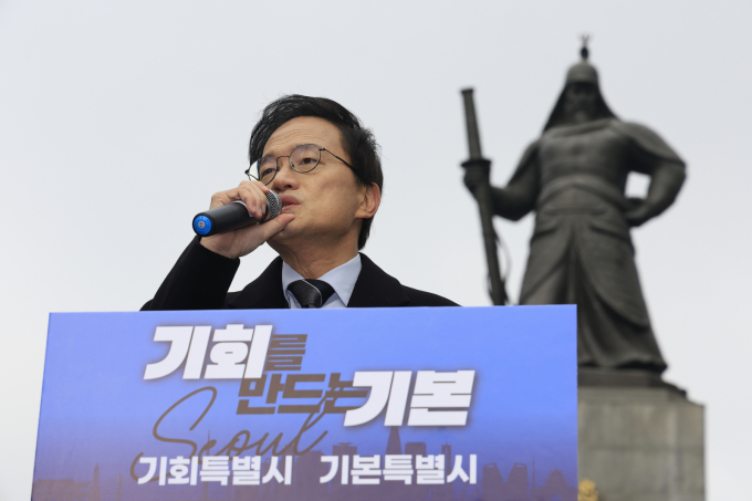 박주민 더불어민주당 의원이 "기본특별시·기회특별시 서울을 만들겠다"며 서울시장 출마를 공식 선언했다. 사진은 11일 박 의원이 서울 종로구 광화문 광장에서 서울시장 출마를 선언하는 모습. /사진=뉴스1