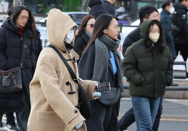 오는 12일은 영하권 추위가 이어지겠다. 사진은 영하권의 기온을 보인 지난 9일 오전 서울 종로구 세종대로 사거리에서 두터운 외투를 입은 시민들이 출근길을 나서고 있는 모습. /사진=뉴스1