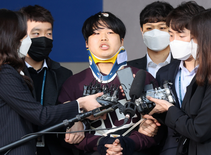 대법원이 11일 조주빈에게 미성년자 성폭행 혐의와 관련해 징역 5년을 확정했다. 사진은 2020년 3월25일 텔레그램 성착취 대화방 운영자 조주빈이 서울 종로경찰서에서 검찰로 송치되는 모습. /사진=머니투데이