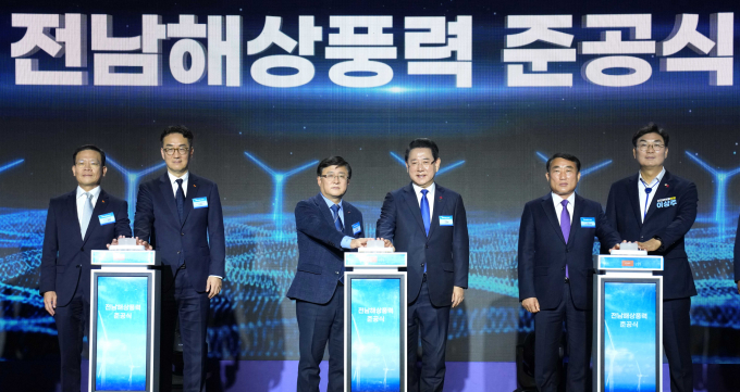 김영록 전라남도지사(왼쪽 네번째)가 11일 신안 라마다호텔&씨원리조트에서 열린 'SK E&S 전남해상풍력1단지(96MW) 준공식'에 참석해 주요 내빈과 퍼포먼스를 하고 있다./사진제공=전남도