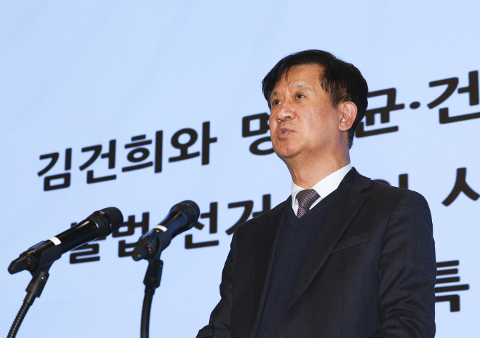 김건희 특검팀(특별검사 민중기)이 통일교의 여야 정치인 금품수수 의혹과 관련해 편파 수사 지적이 나오자 강한 유감을 표했다. 사진은 지난 4일 박노수 특별검사보가 서울 종로구 KT광화문빌딩 웨스트에 마련된 특검팀 사무실에서 브리핑하는 모습. /사진=뉴시스