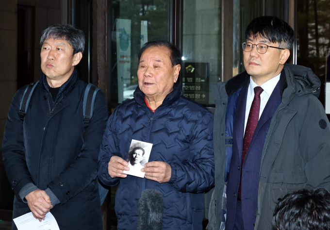 대법원이 일본 강제징용 피해자 유족들이 일본 기업을 상대로 낸 손해배상 소송에서 일부 승소를 판결했다. 사진은 11일 서울 서초구 대법원에서 열린 일본제철을 상대로 제기한 강제동원 손해배상청구소송 상고심 판결을 마친 후 강제동원 피해자 정형팔씨 유족(가운데)이 발언한 모습. /사진=뉴시스