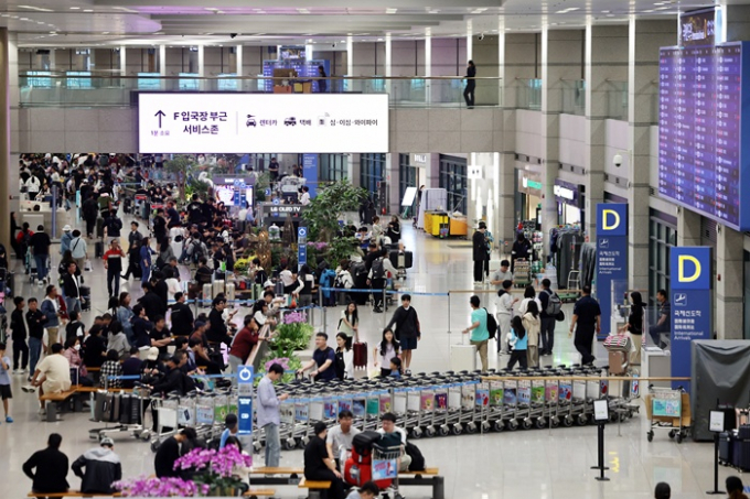 외교부가 한국 입국 시 작성하는 전자입국신고서에 '중국(타이완)'으로 표기와 관련한 타이완 측의 반발에 대해 대응을 검토하겠다고 전했다. 사진은 지난 10월9일 인천국제공항 입국장의 모습. /사진=뉴스1