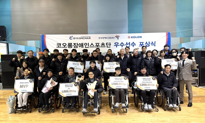 코오롱그룹이 장애인 선수들의 올 한해 활약을 격려하기 위해 '우수선수 포상식'을 열고 전국·세계 대회에서 두각을 나타낸 선수들을 시상했다. 사진은 지난 10일 열린 포상식에서 2025년 상하이세계조정선수권대회 은메달을 획득한 김세정 선수(가운데)와 변광섭 코오롱글로벌 상무(왼쪽), 조영기 한국장애인고용공단 부장이 기념촬영하고 있는 모습. /사진=코오롱그룹