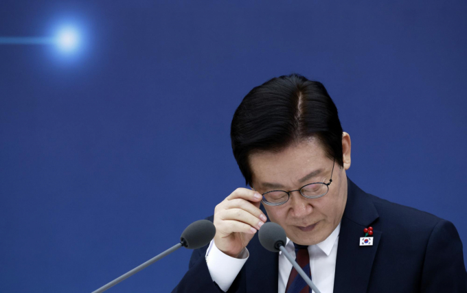 이재명 대통령이 11일 광주 서구 광주대표도서관 공사 현장에서 발생한 붕괴 사고 소식을 듣고 구조에 총력을 다하라고 지시했다. 사진은 11일 이 대통령이 세종 어진동 정부세종컨벤션센터에서 열린 '2026년 대도약하는 경제, 신뢰받는 데이터' 기획재정부-국가데이터처 업무보고에서 자료를 살피는 모습. /사진=뉴시