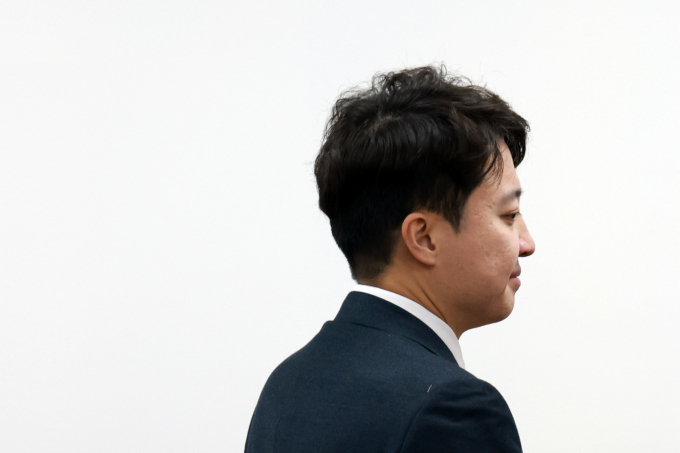 김건희 특검팀이 12일 윤석열 전 대통령 부부의 공천개입 의혹과 관련해 이준석 개혁신당 대표를 소환했지만 이 대표는 "이번달 출석이 어렵다"며 불출석을 시사했다. 사진은 지난 1일 이 대표가 서울 여의도 국회에서 열린 개혁신당 최고위원회의에 참석하는 모습. /사진=뉴시스