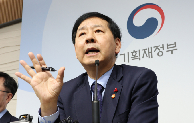 정부가 반도체 등 국가첨단전략산업의 잠재성장률을 끌어올리기 위해 산업자본의 금융업 소유를 제한하는 '금산분리' 원칙을 부분적으로 완화한다. 사진은 구윤철 부총리 겸 기획재정부 장관이 지난 11일 세종시 정부세종청사에서 2026년 기재부 업무보고 주요 내용을 발표하고 있는 모습. /사진=뉴시스