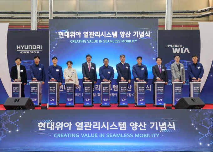 현대위아가 자동차 통합 열관리 시스템 사업 확장에 나섰다. 사진은 권오성 현대위아 대표이사(왼쪽에서 여섯번째)와 임직원들이 11일 경상남도 창원시 현대위아 창원1공장에서 '열관리 시스템 양산 기념식'에서 주요 참석자들과 함께 기념사진을 찍고 있다. /사진=현대위아