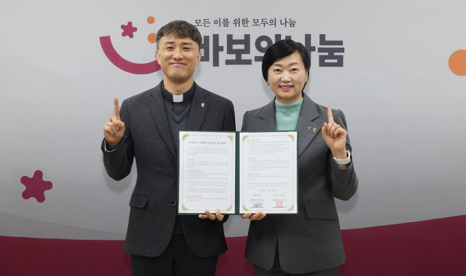 하나은행은 지난 11일 오후 명동성당에서 재단법인 ‘바보의나눔’과 유산 기부 활성화를 위한 업무협약을 체결했다. 이날 협약식에 참석한 이은정 하나은행 하나더넥스트본부장(사진 오른쪽)이 김인권(신부) 재단법인 바보의나눔 상임이사(사진 왼쪽)와 함께 협약서를 들고 기념 촬영을 하고 있다./사진=하나은행