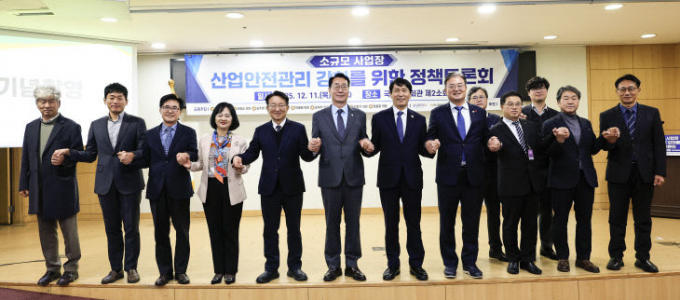 정명근 화성특례시장과 이학영 국회부의장을 비롯한 8명의 국회의원이 11일 국회의원회관 제2소회의실에서 '소규모 사업장 산업안전관리 강화를 위한 정책토론회' 개최 기념하는 단체사진을 찍고 있다. /사진제공=화성특례시
