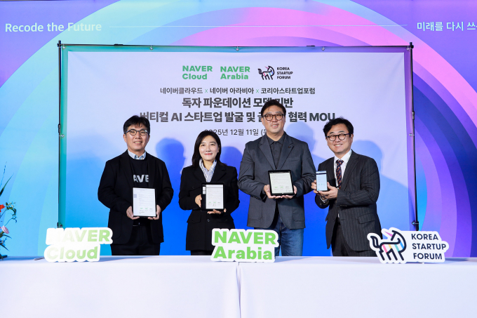 김유원 네이버클라우드 대표, 채선주 네이버 전략사업 대표, 한상우 코리아스타트업포럼 의장, 구태언 코리아스타트업포럼 정책 부의장이 업무협약을 맺은 후 기념 사진 촬영을 하고 있다. /사진=네이버클라우드