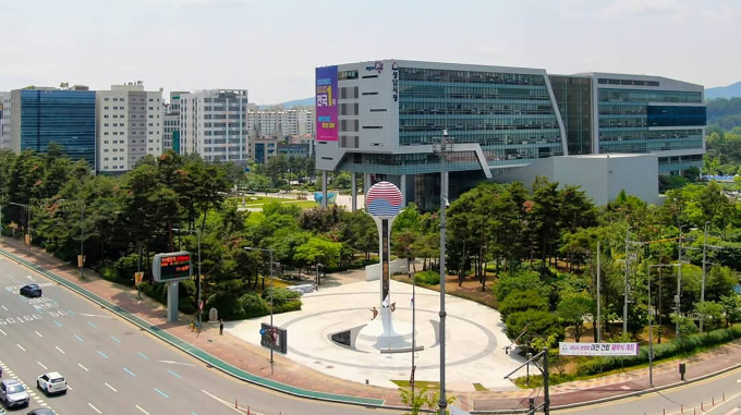 현충탑이 보이는 성남시 중원구 여수동 시청 전경(여수·성남대로 교차로 쪽). /사진제공=성남시
