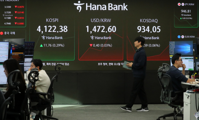 국내 증시가 12일 상승세다. 사진은 이날 오전 서울 중구 하나은행 딜링룸. /사진=뉴시스