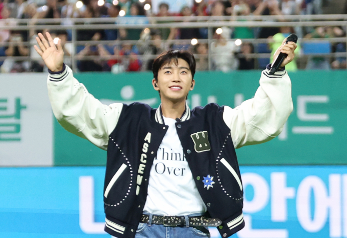 임영웅의 콘서트 티켓은 오픈과 동시에 빠른 속도로 전 회차 전석 매진을 기록했다.사진은 지난 9월 대전월드컵경기장에서 열린 '하나은행 K리그1 2025' 대전하나시티즌과 대구FC 경기에서 하프타임 공연을 마친 가수 임영웅. /사진=뉴스1