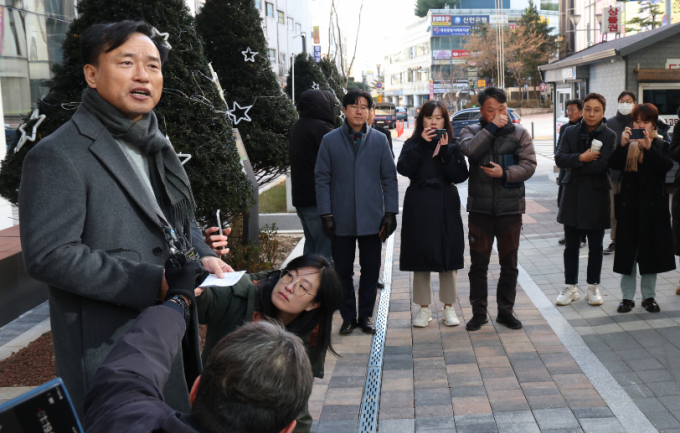 초대 방송미디어통신위원회 위원장 후보인 김종철 연세대 법학전문대학원 교수가 지난 4일 오전 경기도 과천시 정부과천청사 인근 청문회 준비 사무실로 출근하며 취재진의 질문에 답변하고 있다. /사진=뉴스1