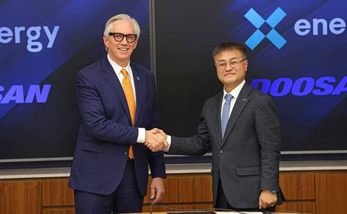 지난 11일(현지시각) 미국 워싱턴 D.C.에서 열린 SMR 핵심소재에 대한 예약계약 체결식에서 클레이 셀 엑스-에너지 사장(왼쪽부터)과 김종두 두산에너빌리티 사장이 기념촬영을 하고 있다. /사진=두산에너빌리티