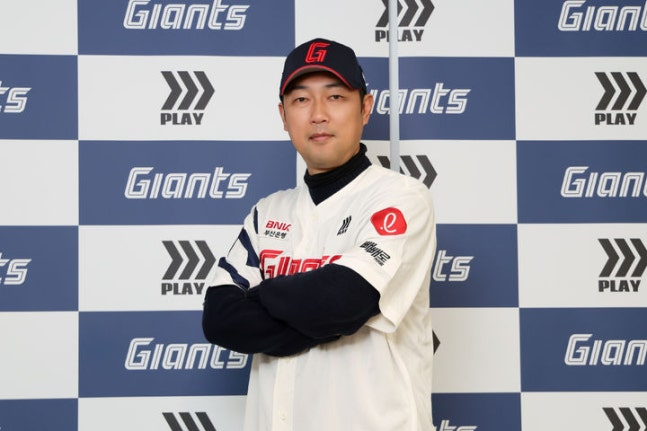 롯데 자이언츠가 한신 타이거즈에서 활약한 카네무라 사토루 코치를 투수 총괄로 영입했다. 사진은 롯데에 합류한 카네무라 총괄의 모습. /사진=뉴시스(롯데 자이언츠 제공)