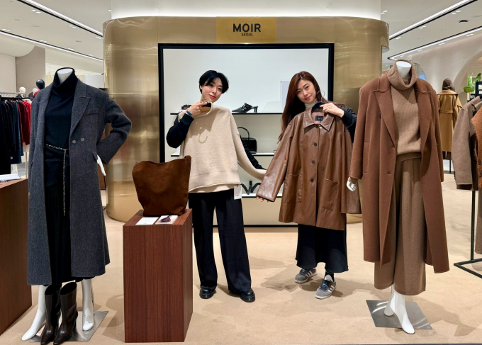 백화점 관계자가 상품을 선보이고 있다./사진=신세계센텀시티