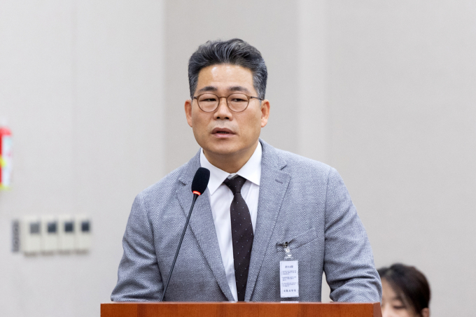 별도 수사팀을 이끌고 있는 백해룡 경정이 마약밀수 연루 의혹 합동수사단의 중간 조사 결과에 반박했다. 사진은 지난 10월27일 서울 여의도 국회에서 열린 국정감사에 참석한 백해룡 경장. /사진=뉴스1