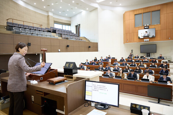 유진선 용인특례시의회 의장이 12일 제4차 본회의를 끝으로 제297회 제2차 정례회 모든 의사일정을 마무리하는 폐회를 선언하고 있다. /사진제공=용인특례시의회 
