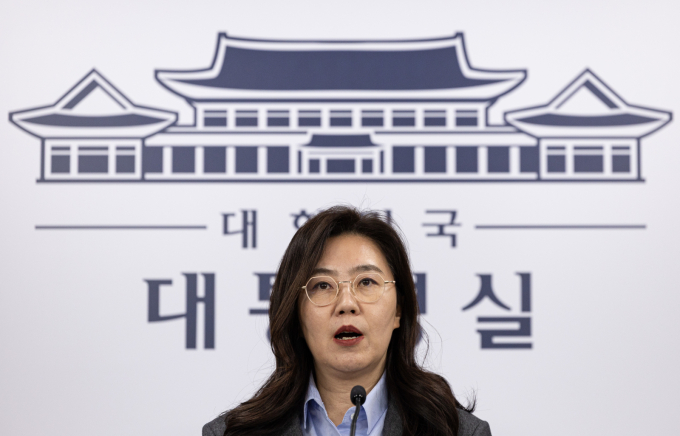 대통령실이 캄보디아 스캠범죄 사건 대응에 착수 한 후 지금까지 107명의 한국인 피의자를 송환하고 누적검거 154명의 성과를 달성했다고 전했다. 사진은 12일 강유정 대통령실 대변인이 서울 용산구 대통령실 청사에서 캄보디아 스캠 범죄 대응 성과 관련 브리핑을 하는 모습. /사진=뉴스1