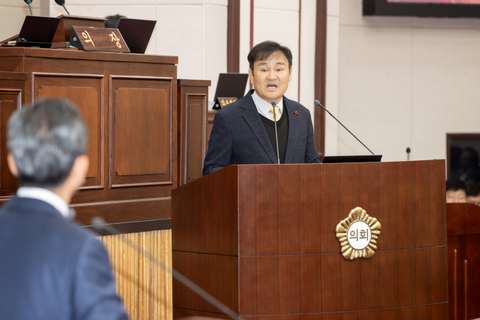 김재우 구미시의원이 11일 열린 제292회 구미시의회 제2차 정례회 제2차 본회의에서 시정질문을 통해 김장호 구미시장을 상대로 에어돔 조성사업과 하천골재 헐값 매각 문제 등을 질의하고 있다./사진제공=구미시의회