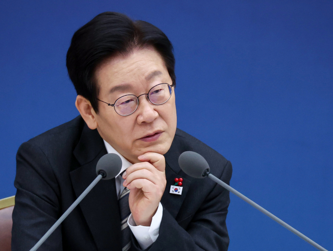 이재명 대통령이 12일 일부 종합편성채널의 중립성 부분에 대해 지적했다. 사진은 12일 이 대통령이 세종 어진동 정부세종컨벤션센터에서 열린 방송미디어통신위원회 업무보고에서 업무보고 받는 모습. /사진=뉴시스(대통령실통신사진기자단)