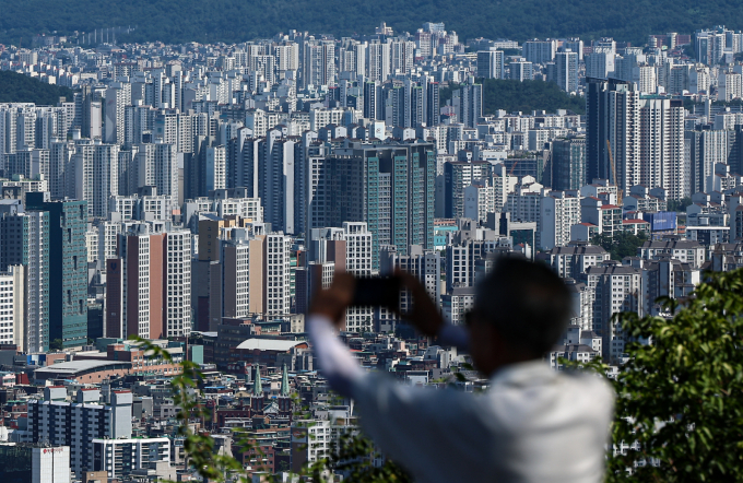 수도권과 지방에서 총 1100가구의 신규 청약이 실시된다. 사진은 서울 중구 남산에서 바라본 시내 아파트 단지. /사진=뉴스1