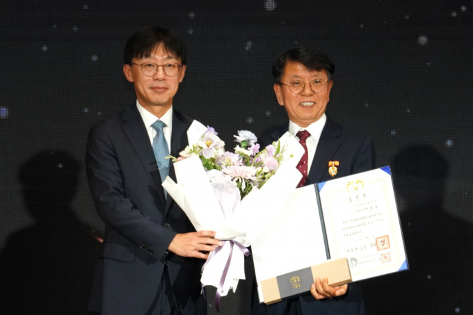 배규호 DN솔루션즈 수석부사장이 공작기계인의 날을 맞아 대통령 표창을 수상했다. 사진은 지난 11일 여의도 콘래드호텔에서 열린 '제25회 공작기계인의 날' 행사에서 DN솔루션즈 배규호 수석부사장(오른쪽)이 대통령 표창을 수상하고 기념촬영을 하고 있다. /사진=DN솔루션즈